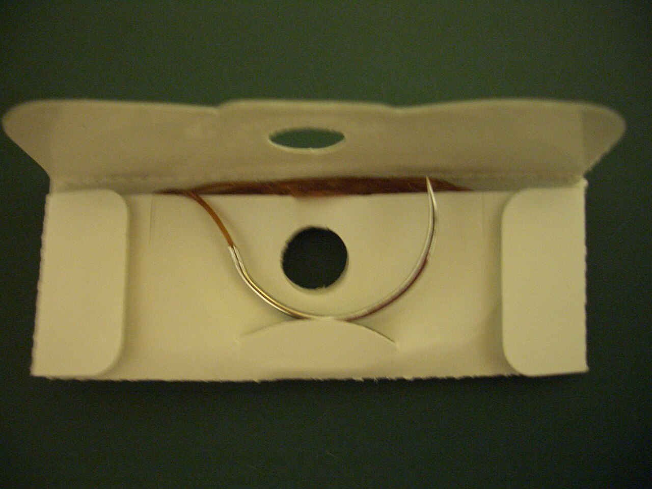 Suturas absorbibles y no absorbibles en veterinaria